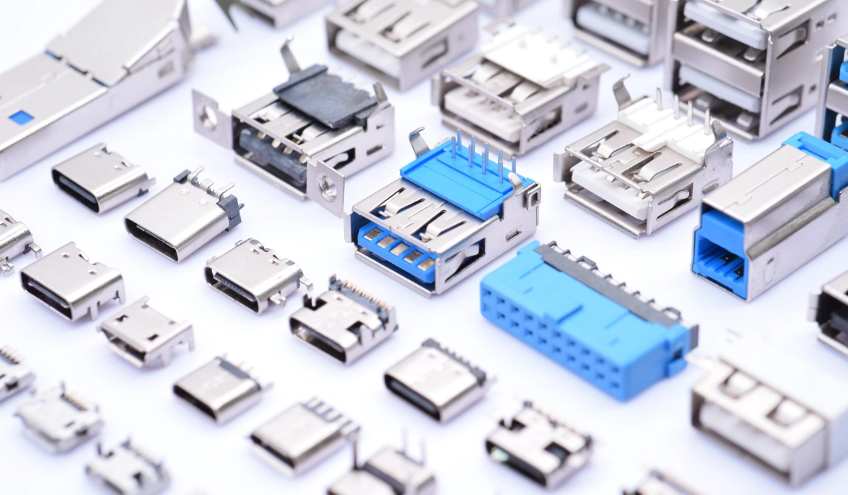 Diversi tipi di connettori USB allineati per mostrare le loro forme e dimensioni