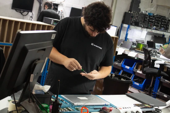 Tecnico al lavoro su un portatile