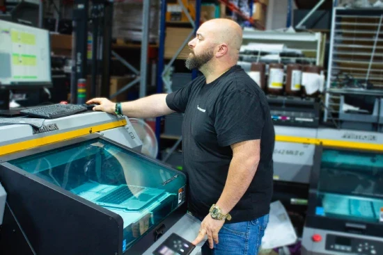 Stampante UV nel laboratorio di Ecoportatil